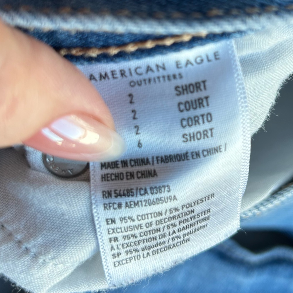 🦅 AE Mom Jeans - Picture 4 of 6